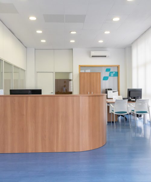 Mostrador de oficina en proyecto de muebles de oficina