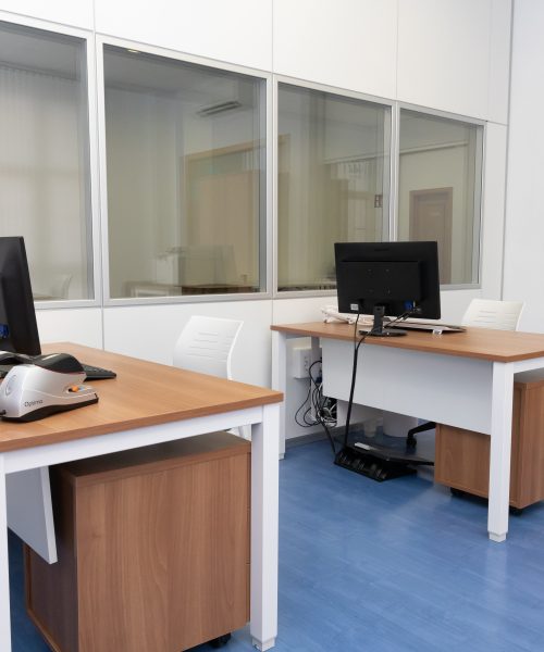Proyecto integral de oficina en Tortosa, dos escritorios y mamparas
