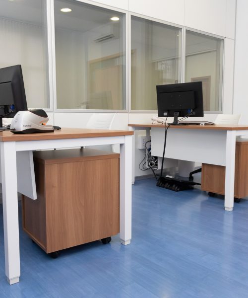 Proyecto integral de oficina en Tortosa, dos escritorios y mamparas