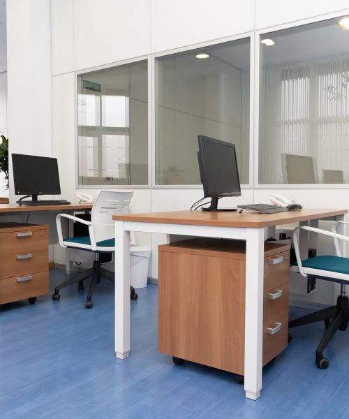 Proyecto integral de oficina en Tortosa con mostrador y dos escritorios
