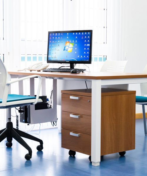 Mueble de escritorio para oficina con silla ergonómica en color blanco y azul
