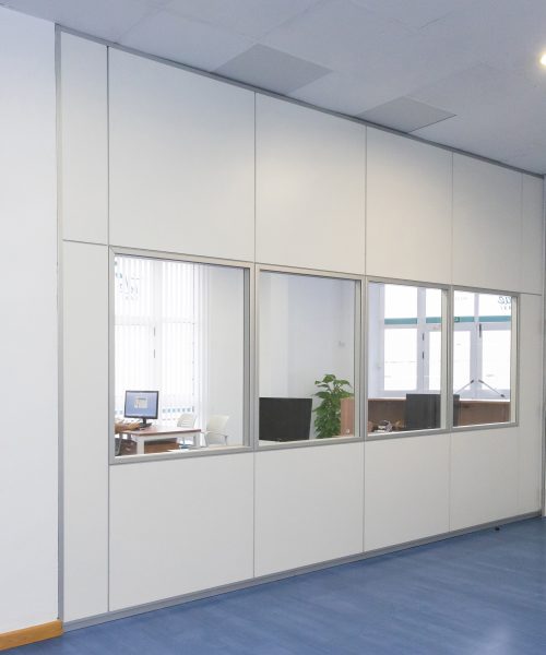 Mampara con ventanas en color blanco para oficinas