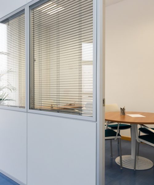 Mampara con ventanas en color blanco para oficinas