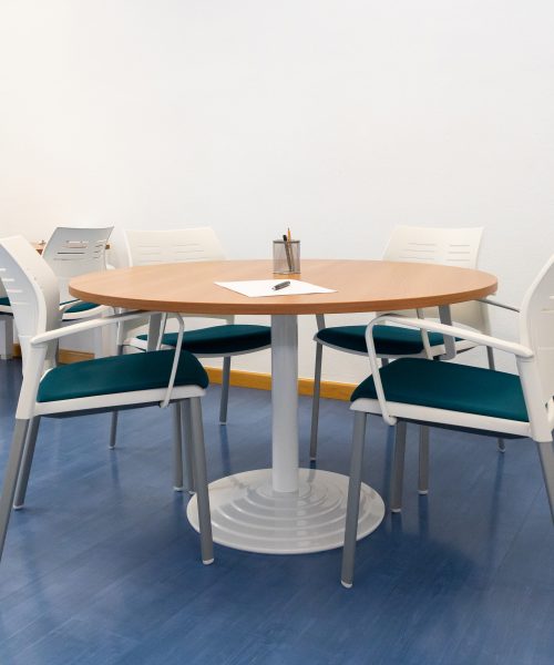 Mesa de reuniones con sillas confidentes para oficinas