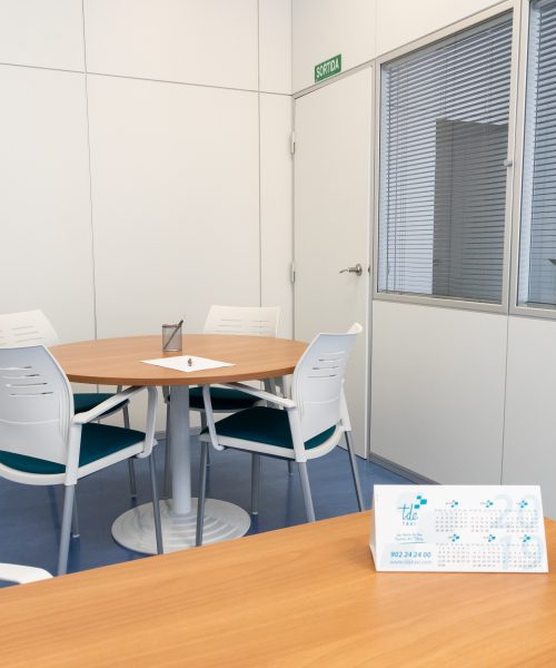 Mesa de reuniones con sillas de confidentes y mampara para oficinas