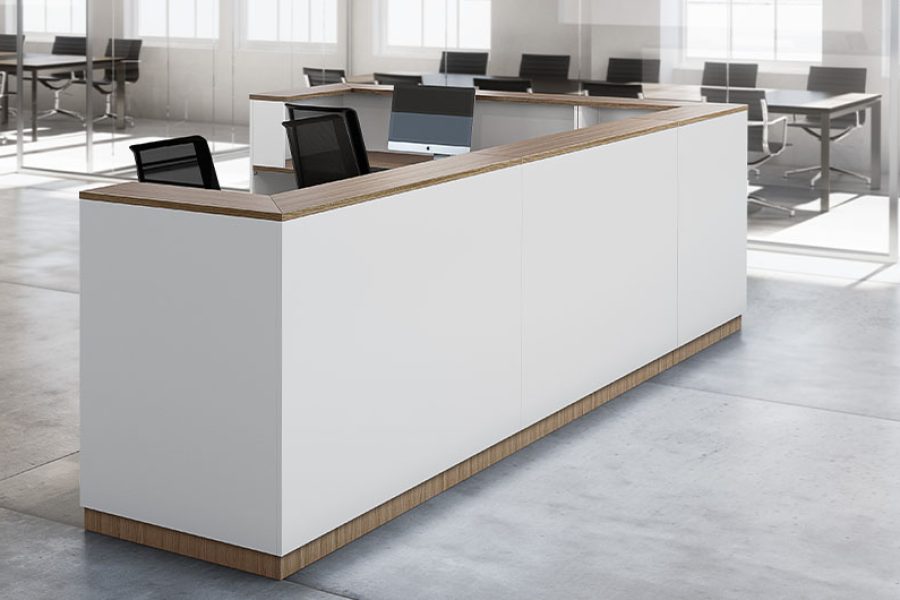 Mostrador de recepción en color blanco y madera