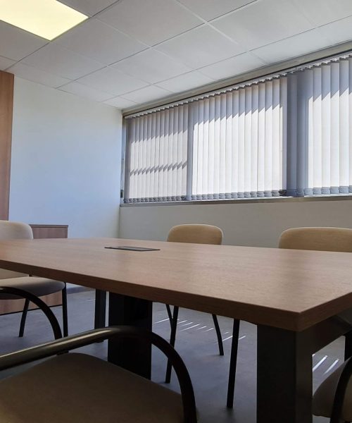 Muebles de oficina en sala de reunión