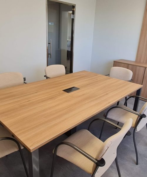 Muebles de oficina en sala de reunión