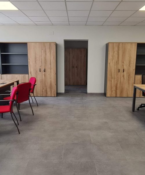 Silla de oficina con malla transpirable y mesas de oficina de madera