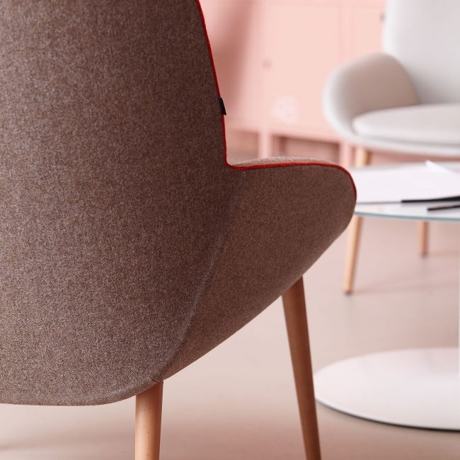 Detalle de un sillón de oficina en color morado