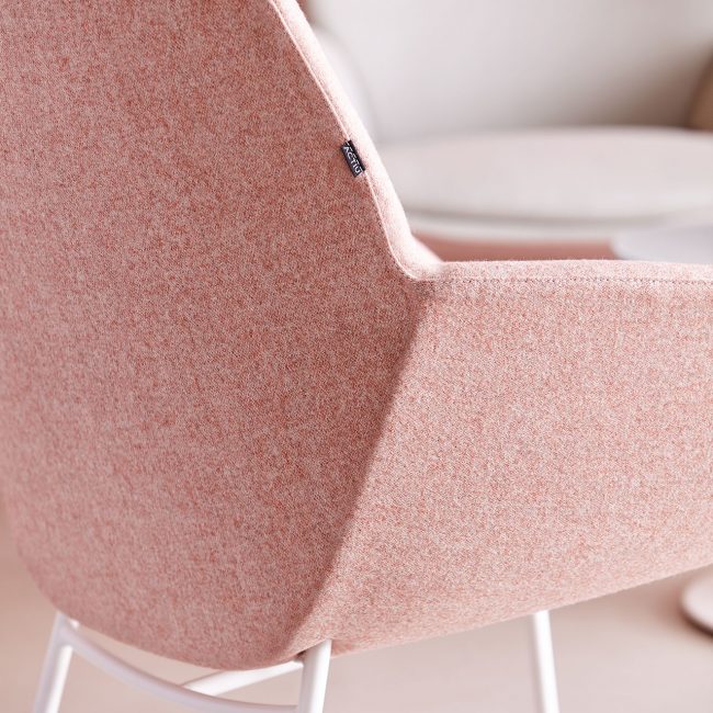 Detalle de silla confidente en color rosa para oficina