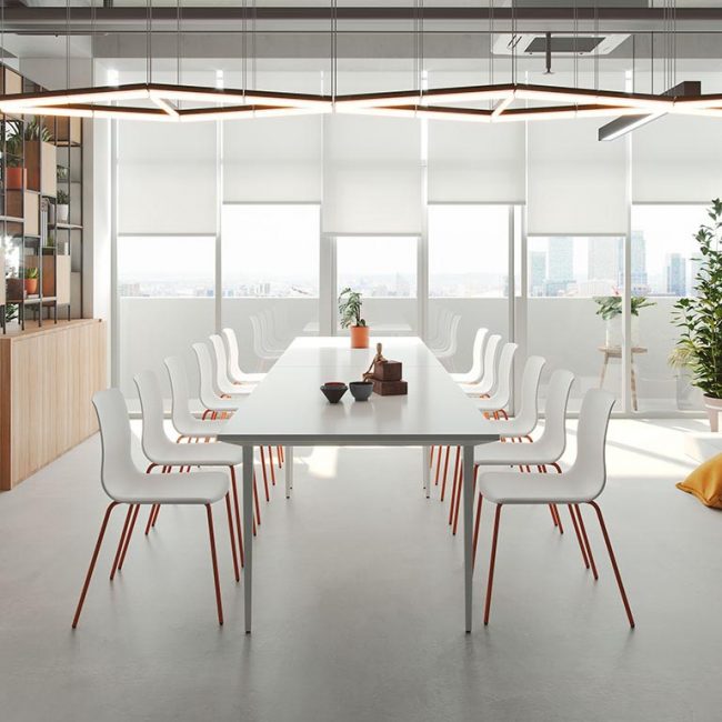 Sillas de oficina en blanco para mesas de reuniones
