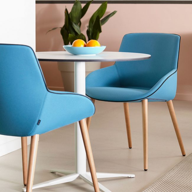 Silla confidente azul para oficina con patas rígidas en color madera
